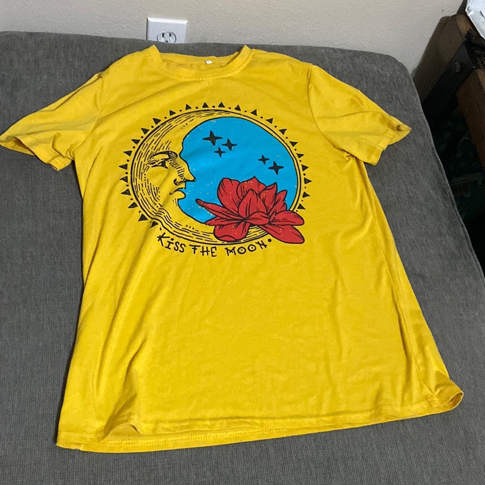 Womens small yellow Kiss the moon graphic tee